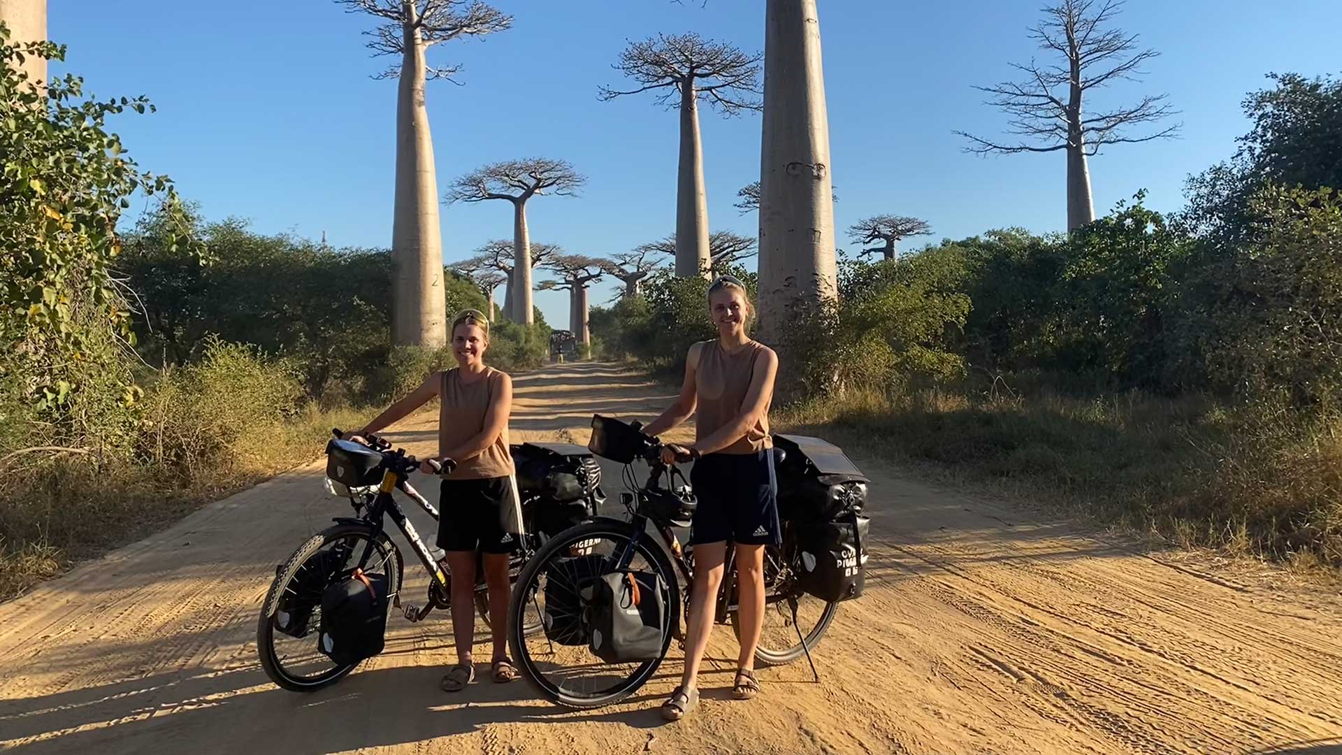 cykel tjejer på nya äventyr i Afrika