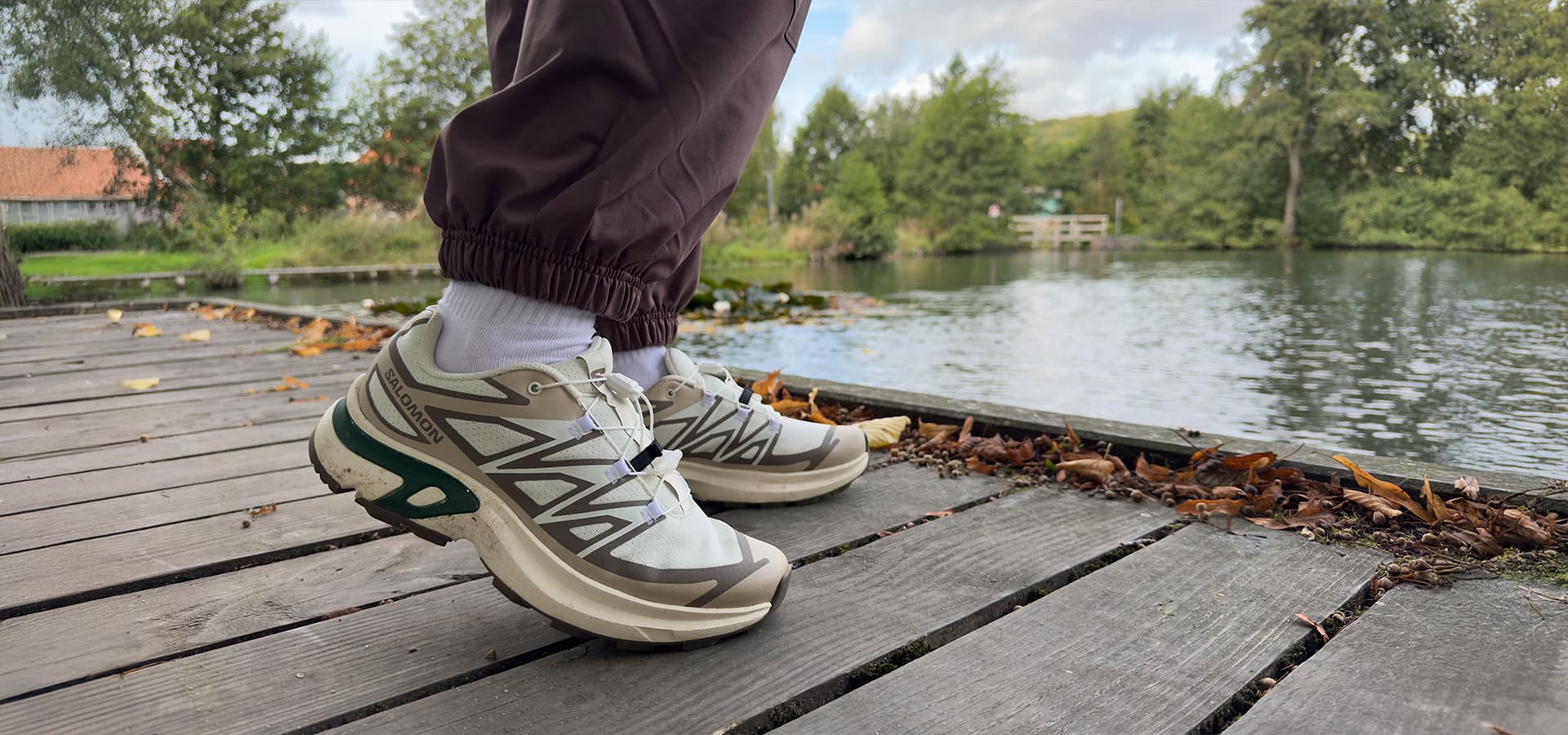 Vandra i sneakers – när funkar det?